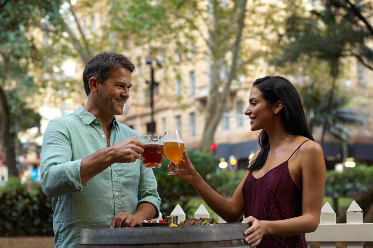 Sydney Harbour Marriott Hotel At Circular Quay Exteriér fotografie A couple drinking beer