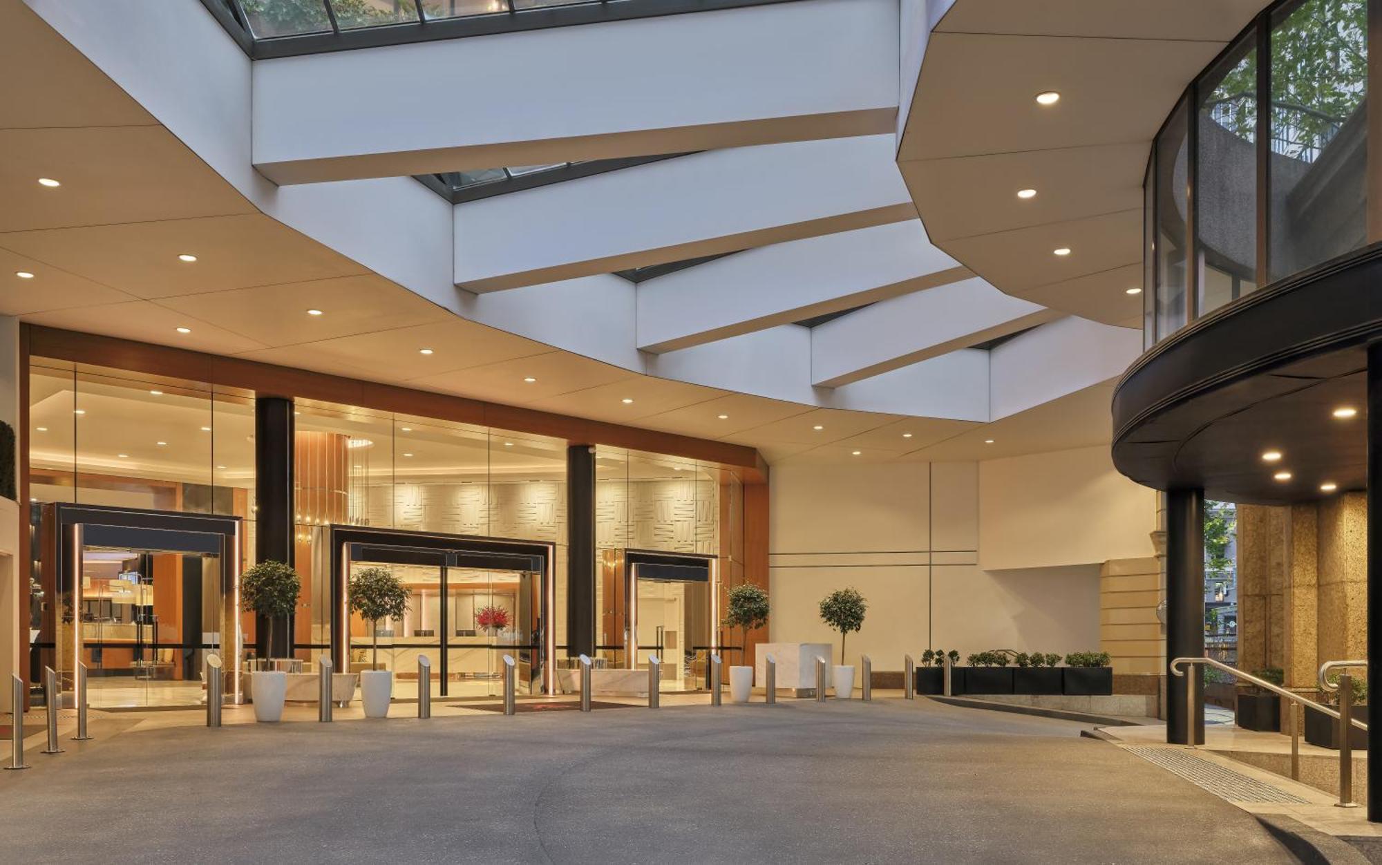 Sydney Harbour Marriott Hotel At Circular Quay Exteriér fotografie The entrance to the hotel