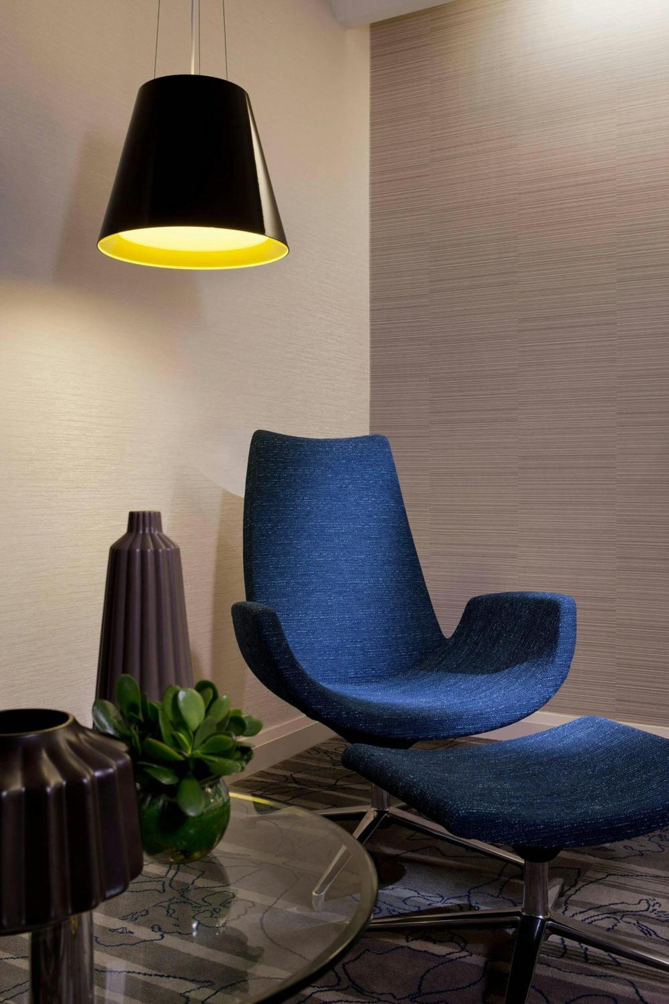 Sydney Harbour Marriott Hotel At Circular Quay Exteriér fotografie A chair with a blue cushion